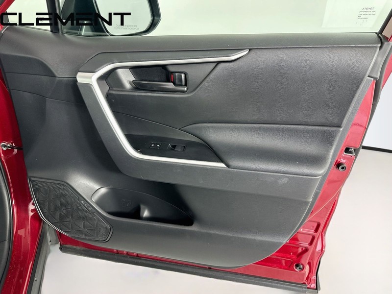 Toyota RAV4 Vehicle Full-screen Gallery Image 34