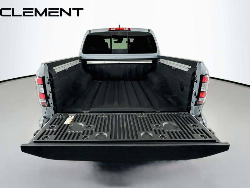Nissan Frontier Vehicle Image 11