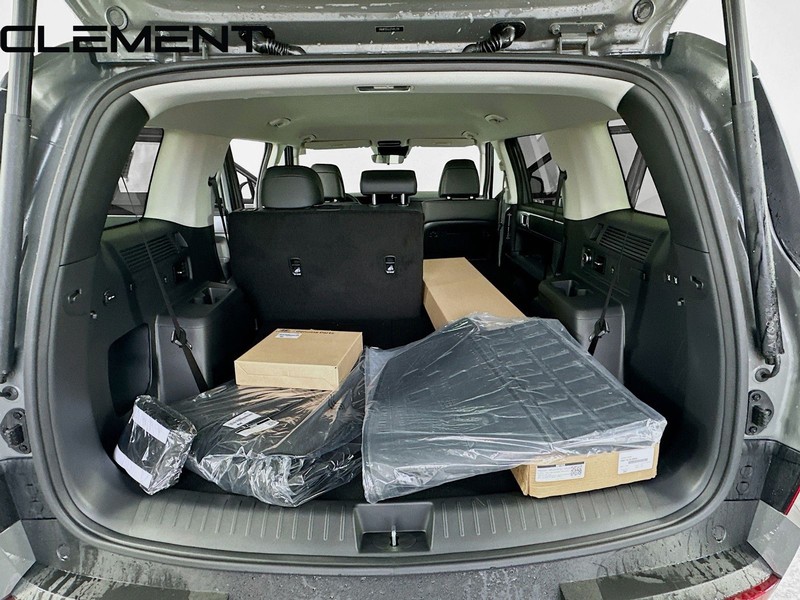 Hyundai Santa Fe Vehicle Full-screen Gallery Image 11