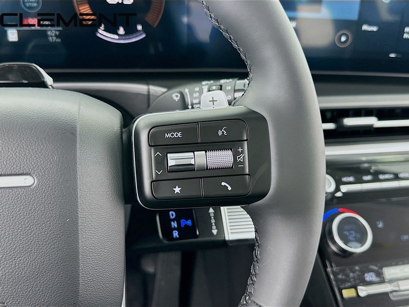 Hyundai Santa Fe Vehicle Full-screen Gallery Image 17