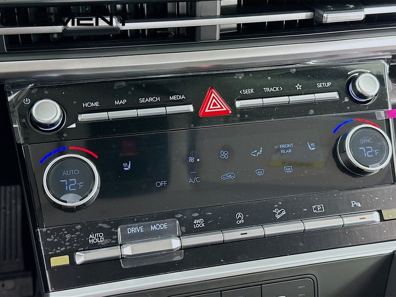 Hyundai Santa Fe Vehicle Full-screen Gallery Image 22