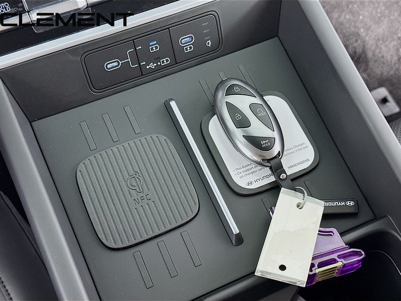 Hyundai Santa Fe Vehicle Full-screen Gallery Image 24