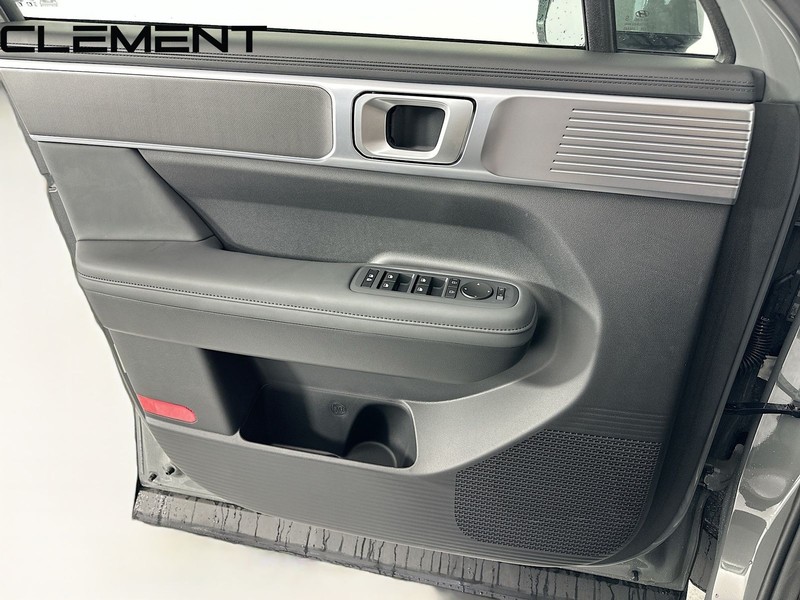 Hyundai Santa Fe Vehicle Full-screen Gallery Image 27