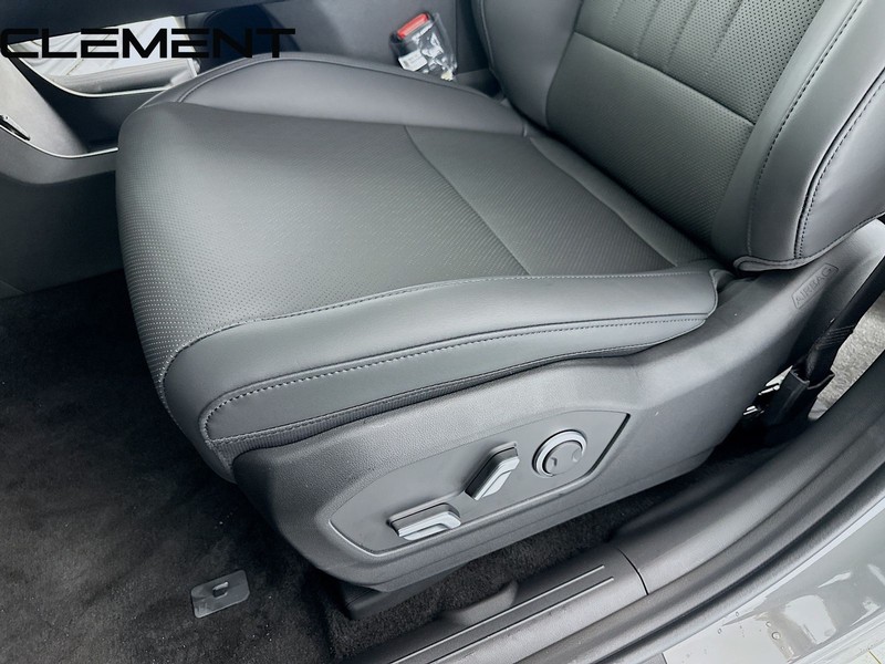 Hyundai Santa Fe Vehicle Full-screen Gallery Image 28