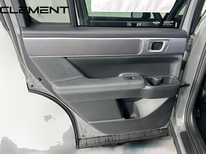 Hyundai Santa Fe Vehicle Full-screen Gallery Image 30