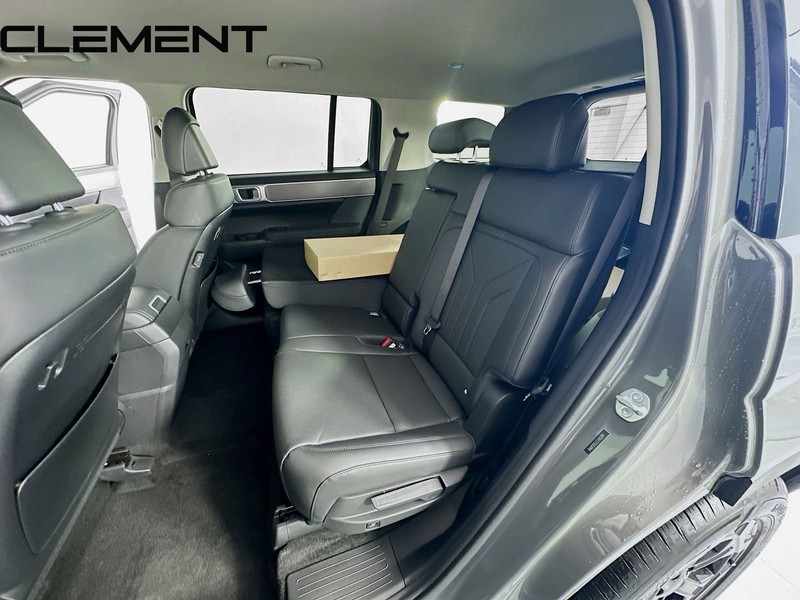 Hyundai Santa Fe Vehicle Full-screen Gallery Image 32
