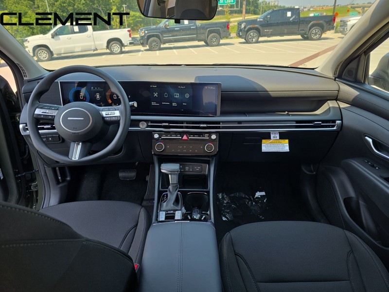 Hyundai Tucson Vehicle Full-screen Gallery Image 12