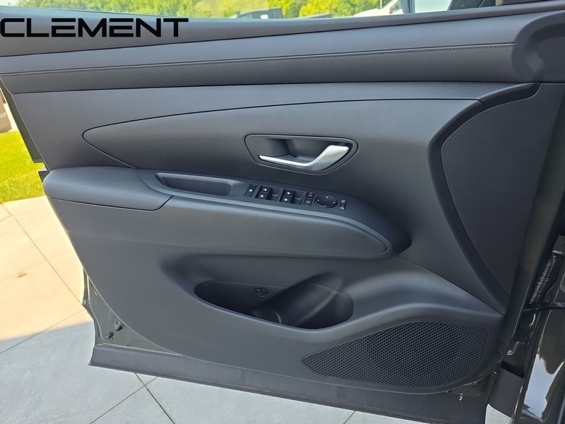 Hyundai Tucson Vehicle Full-screen Gallery Image 25