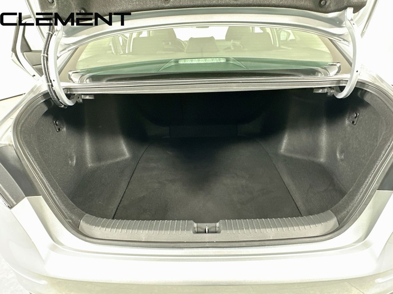 Honda Accord Sedan Vehicle Full-screen Gallery Image 11
