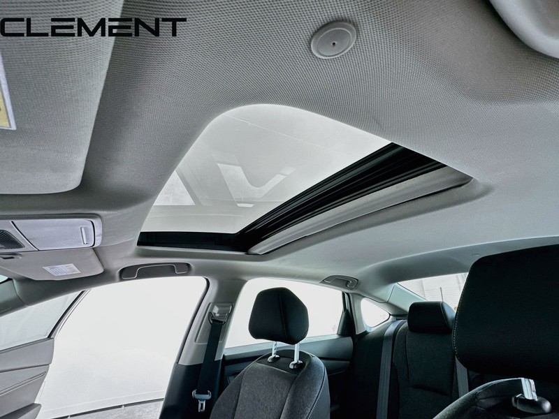 Honda Accord Sedan Vehicle Full-screen Gallery Image 23