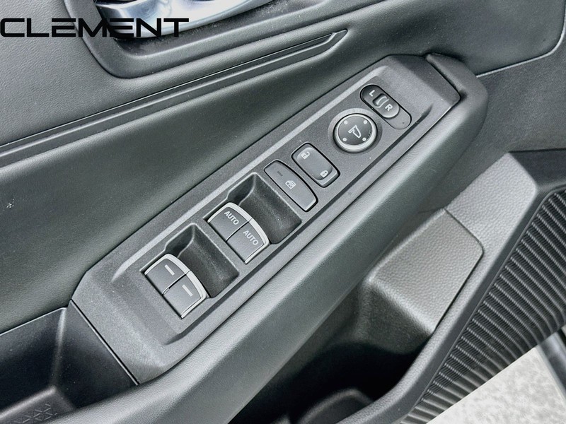 Honda Accord Sedan Vehicle Full-screen Gallery Image 24