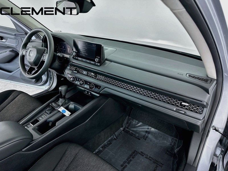 Honda Accord Sedan Vehicle Full-screen Gallery Image 33