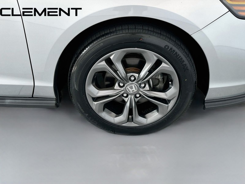 Honda Accord Sedan Vehicle Full-screen Gallery Image 35