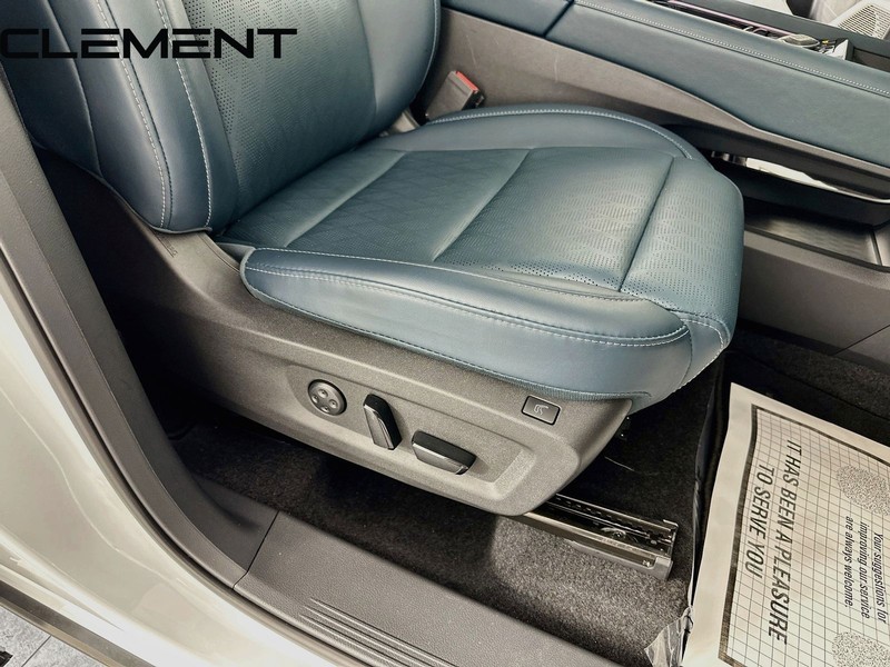 Nissan Murano Vehicle Full-screen Gallery Image 36