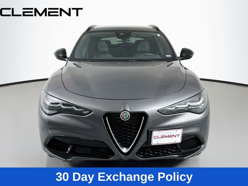 Alfa Romeo Stelvio Vehicle Full-screen Gallery Image 3