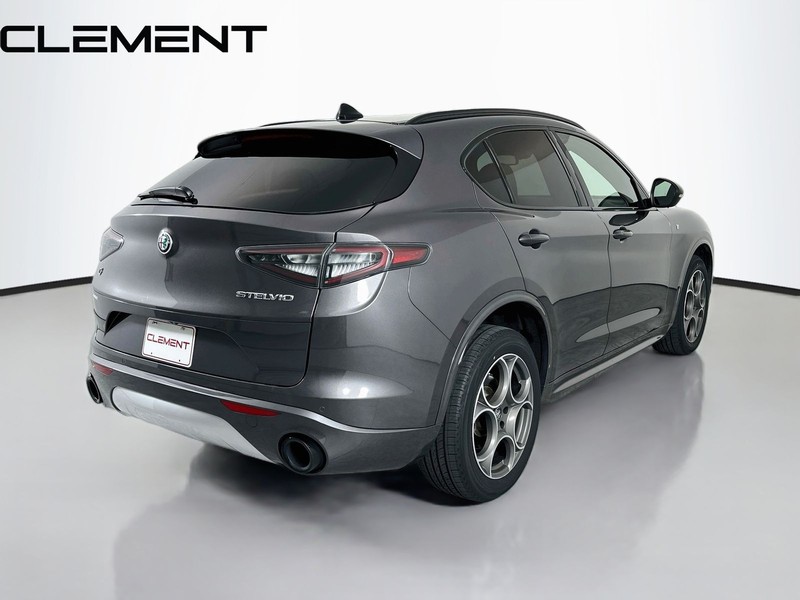 Alfa Romeo Stelvio Vehicle Full-screen Gallery Image 7
