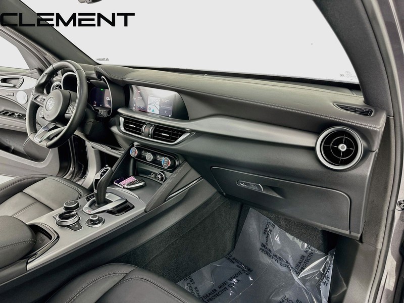 Alfa Romeo Stelvio Vehicle Full-screen Gallery Image 37