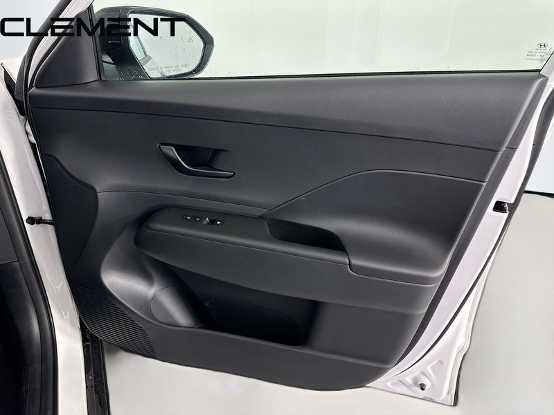Hyundai Kona Vehicle Full-screen Gallery Image 35