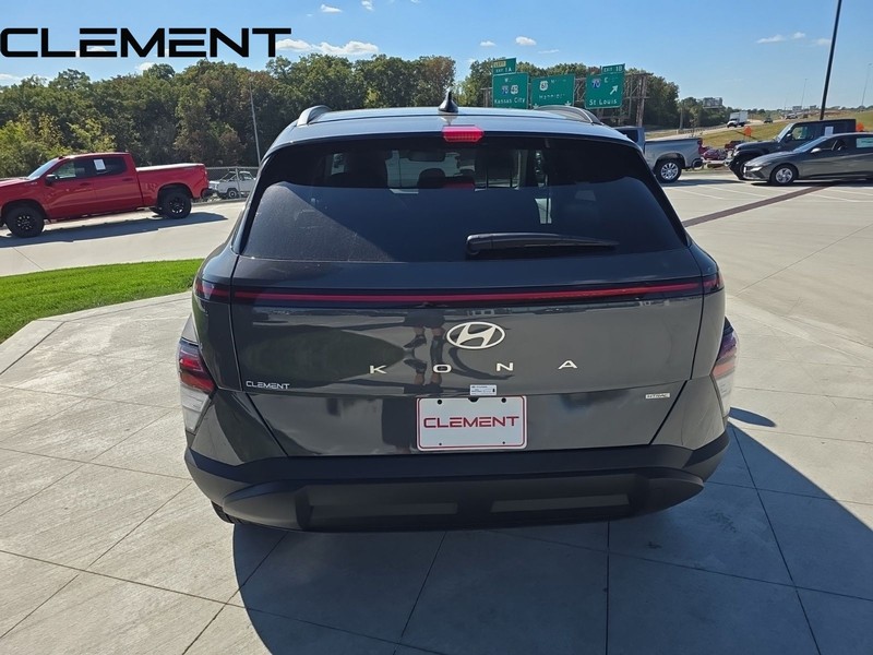 Hyundai Kona Vehicle Full-screen Gallery Image 8