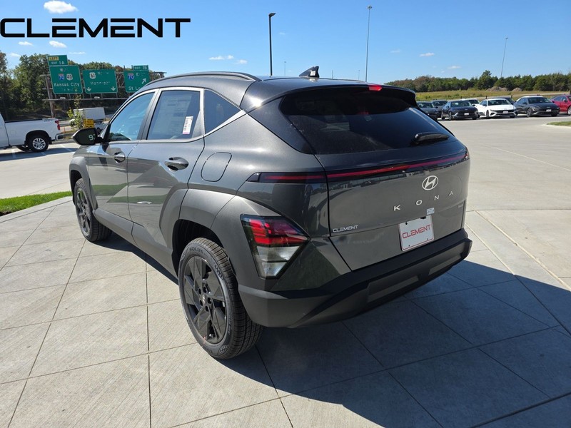 Hyundai Kona Vehicle Full-screen Gallery Image 10
