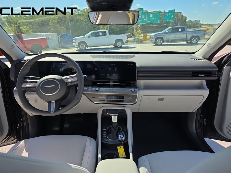 Hyundai Kona Vehicle Full-screen Gallery Image 12