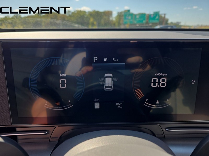 Hyundai Kona Vehicle Full-screen Gallery Image 19