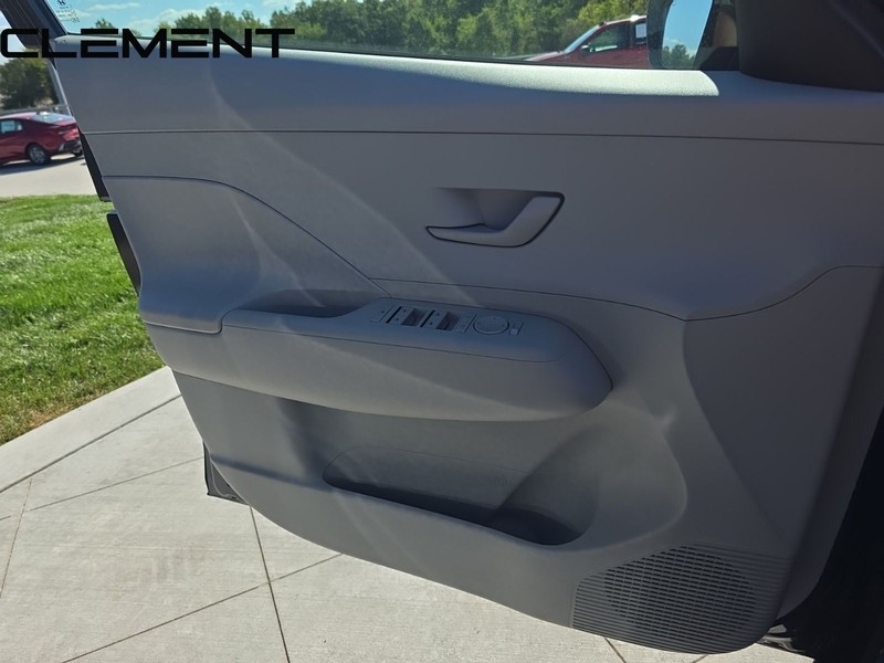 Hyundai Kona Vehicle Full-screen Gallery Image 28