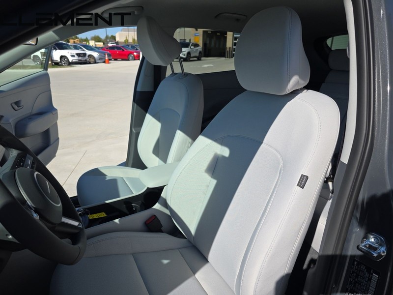 Hyundai Kona Vehicle Full-screen Gallery Image 30