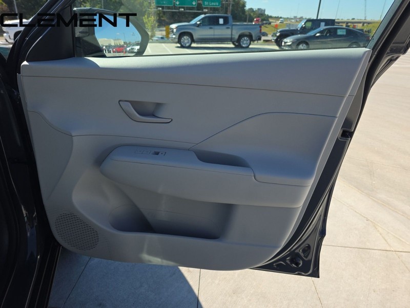 Hyundai Kona Vehicle Full-screen Gallery Image 36