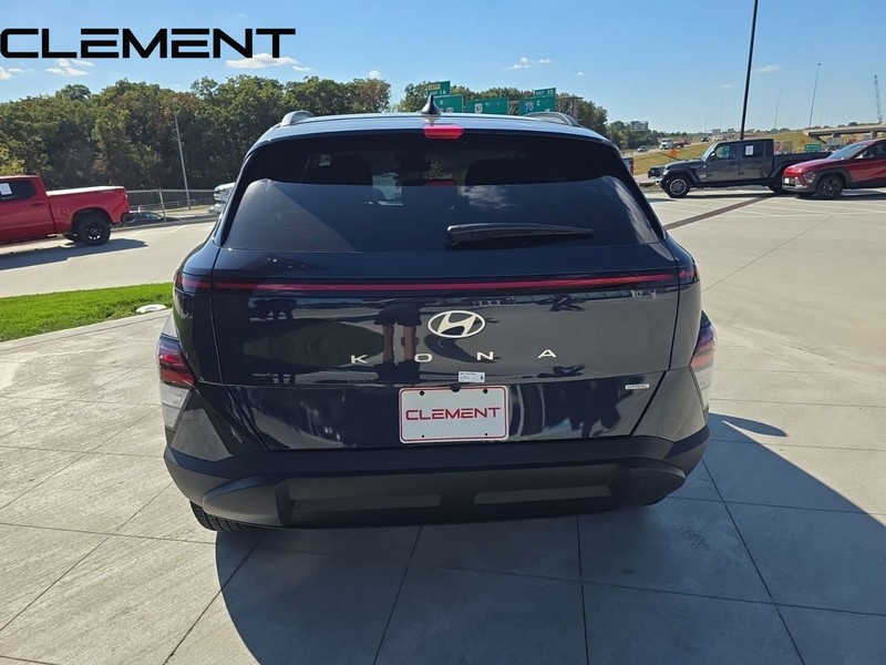 Hyundai Kona Vehicle Full-screen Gallery Image 8