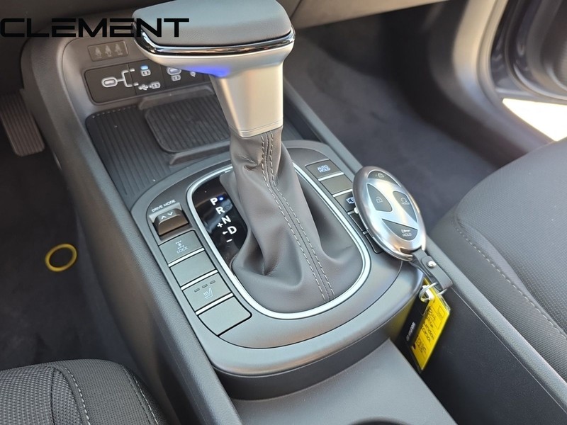 Hyundai Kona Vehicle Full-screen Gallery Image 24
