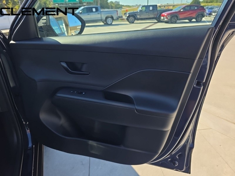 Hyundai Kona Vehicle Full-screen Gallery Image 36