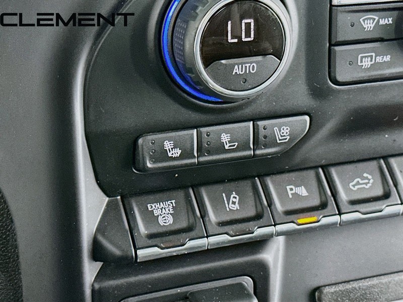 Chevrolet Silverado 2500HD Vehicle Full-screen Gallery Image 23