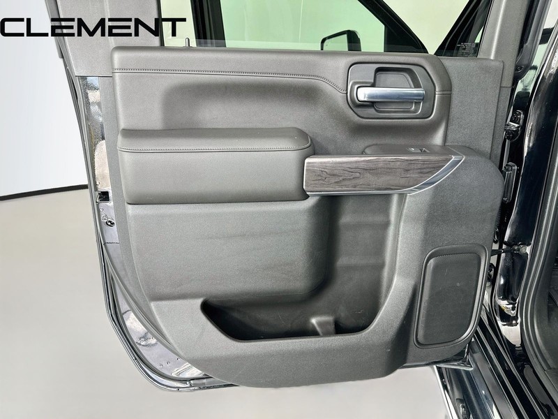 Chevrolet Silverado 2500HD Vehicle Full-screen Gallery Image 32