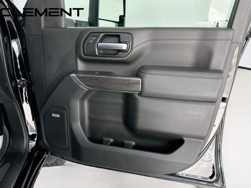Chevrolet Silverado 2500HD Vehicle Full-screen Gallery Image 37