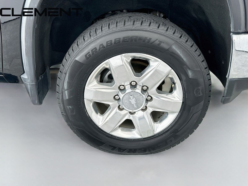 Chevrolet Silverado 2500HD Vehicle Full-screen Gallery Image 38