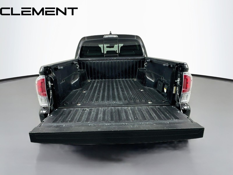 Toyota Tacoma 2WD Vehicle Full-screen Gallery Image 11
