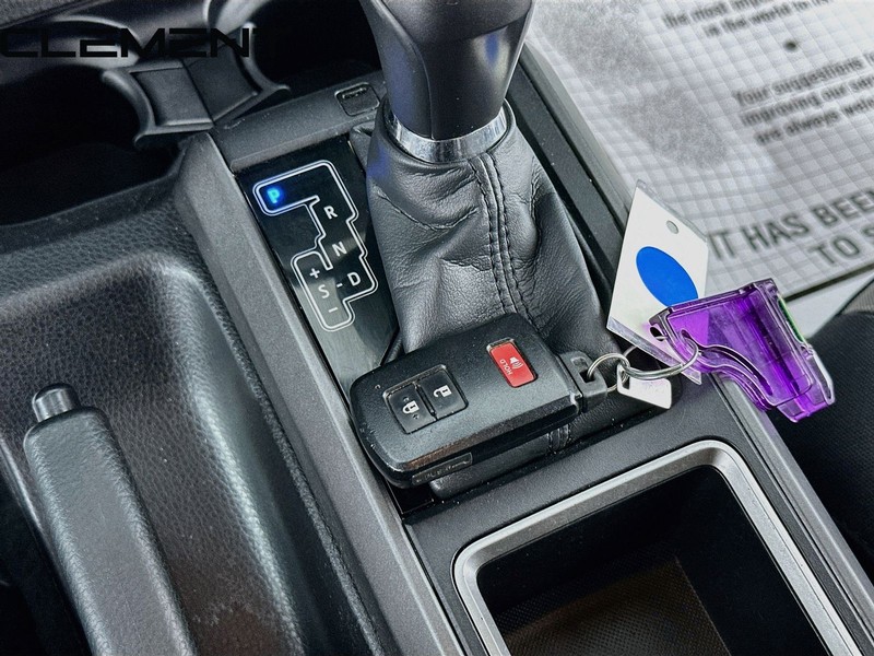 Toyota Tacoma 2WD Vehicle Full-screen Gallery Image 23