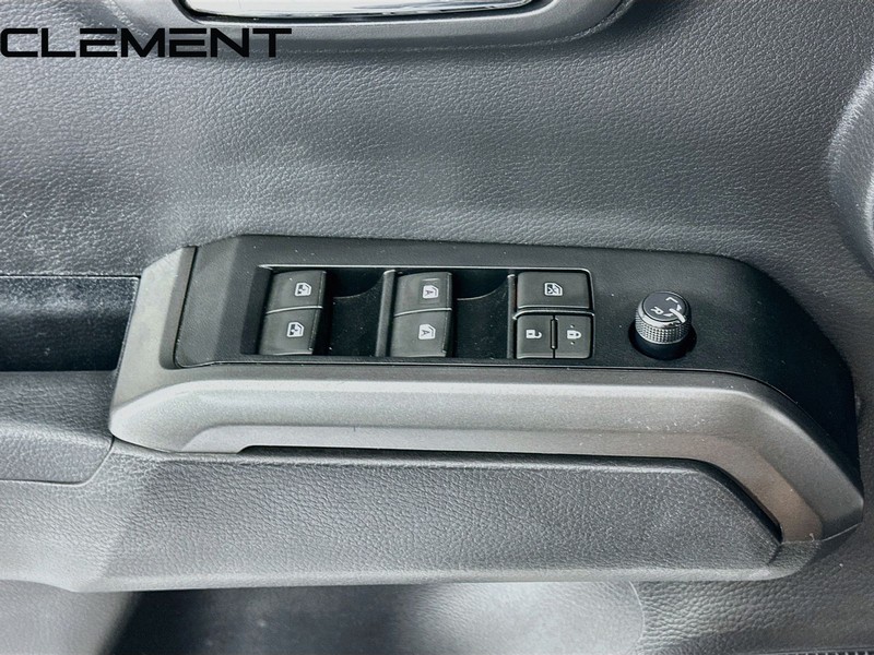 Toyota Tacoma 2WD Vehicle Full-screen Gallery Image 24
