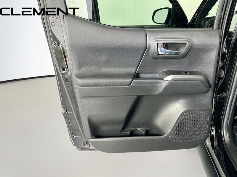 Toyota Tacoma 2WD Vehicle Full-screen Gallery Image 29