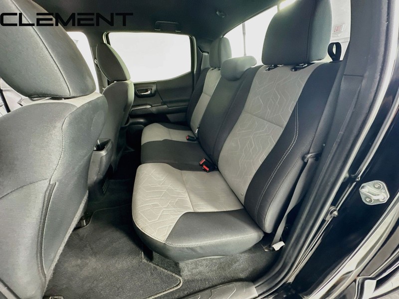 Toyota Tacoma 2WD Vehicle Full-screen Gallery Image 30