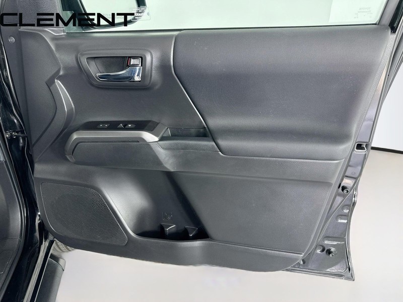Toyota Tacoma 2WD Vehicle Full-screen Gallery Image 34