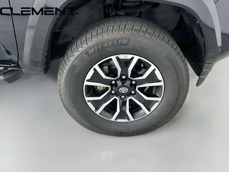 Toyota Tacoma 2WD Vehicle Full-screen Gallery Image 35