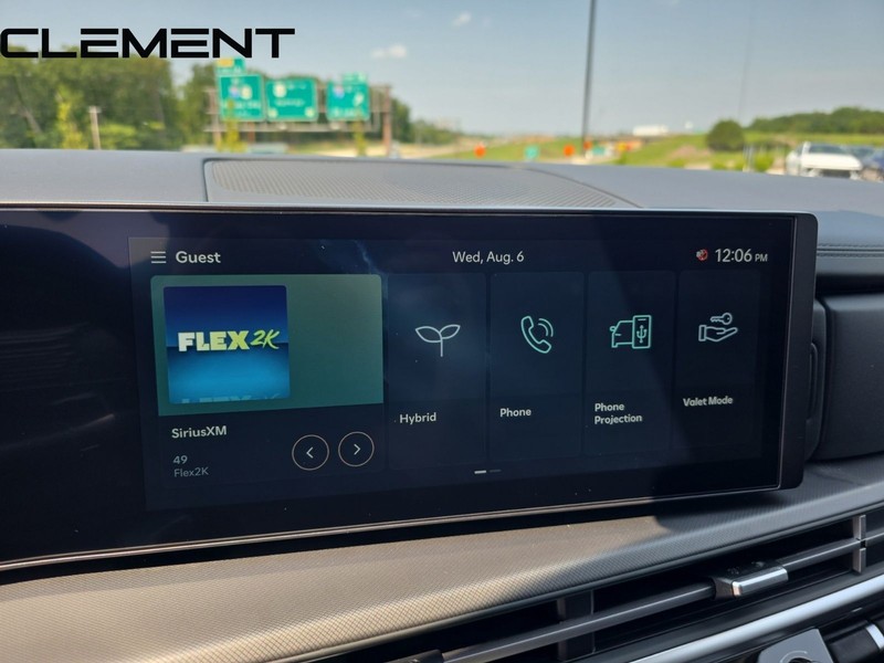 Hyundai Santa Fe Hybrid Vehicle Full-screen Gallery Image 19