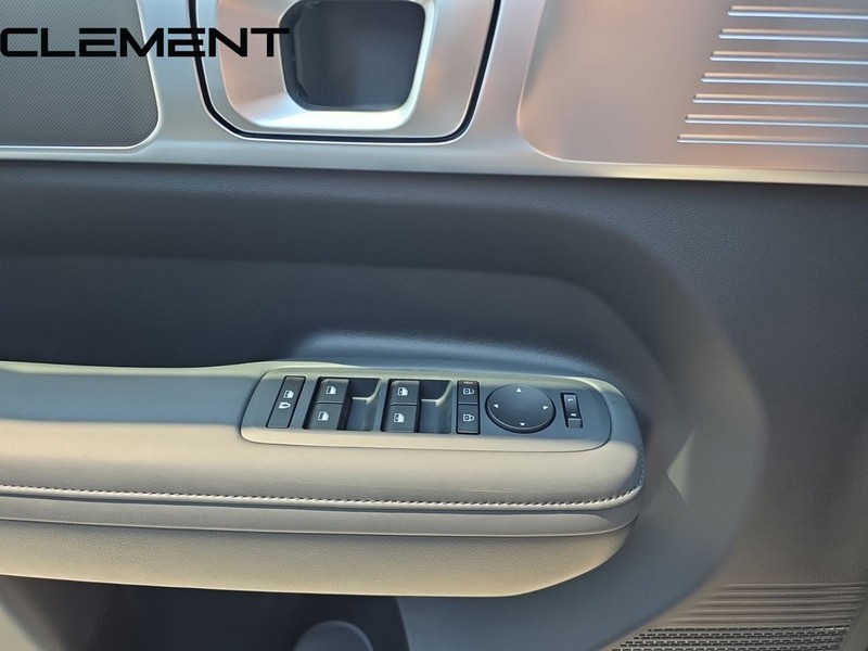 Hyundai Santa Fe Hybrid Vehicle Full-screen Gallery Image 24