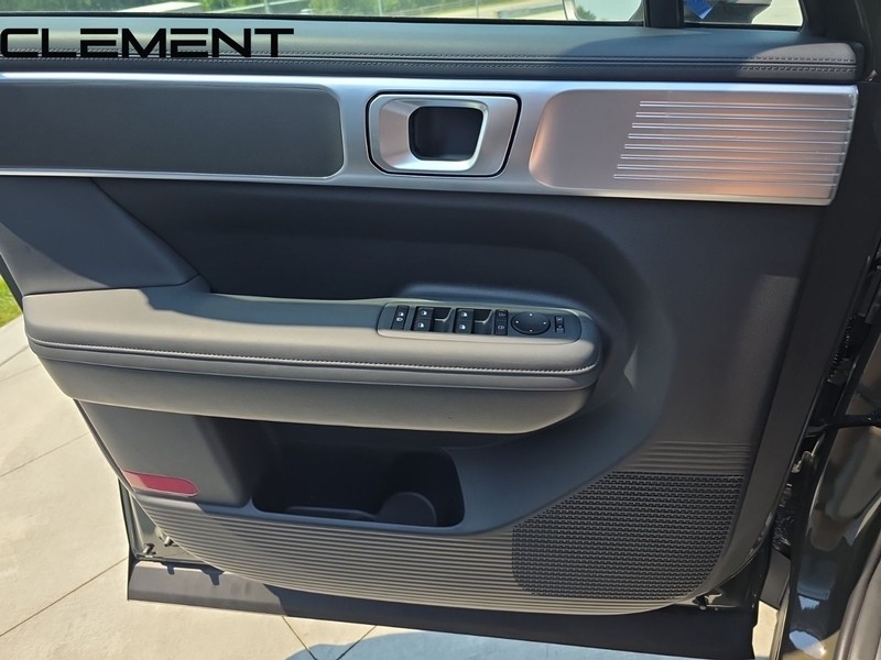 Hyundai Santa Fe Hybrid Vehicle Full-screen Gallery Image 25