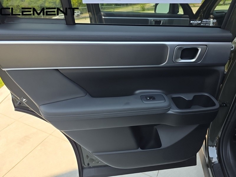 Hyundai Santa Fe Hybrid Vehicle Full-screen Gallery Image 29