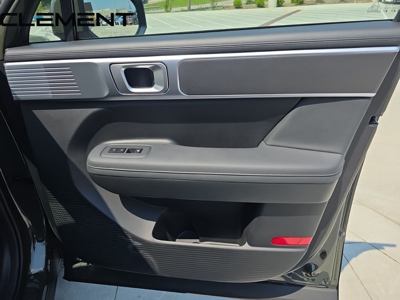 Hyundai Santa Fe Hybrid Vehicle Full-screen Gallery Image 35