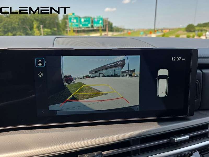 Hyundai Santa Fe Hybrid Vehicle Full-screen Gallery Image 36