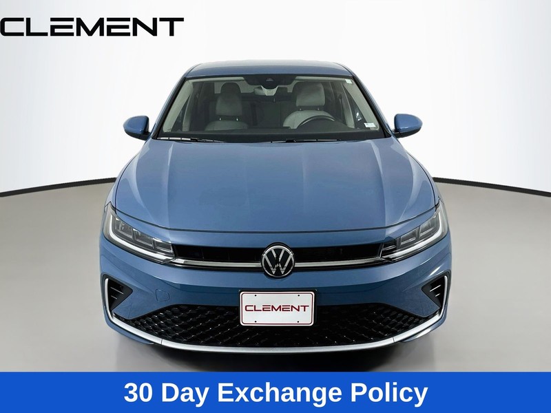 Volkswagen Jetta Vehicle Full-screen Gallery Image 3